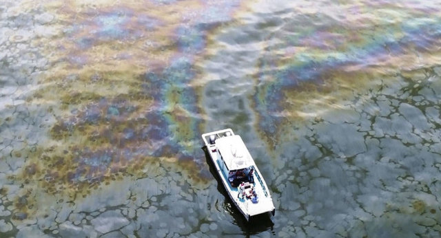نشت نفت روی دریاچه و دریا